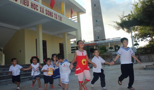 Children on Song Tu Tay Island, part of Viet Nam's Truong Sa (Spratly) archipelago, are seen playing in the yard of the newly-built primary school.