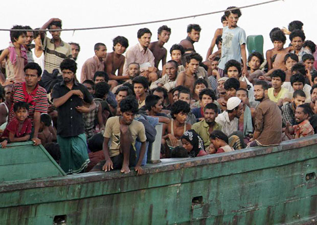 Những người di cư ở ngoài khơi biển Aceh (Indonesia) chờ được các ngư dân đưa vào bờ. 							           Ảnh: AFP