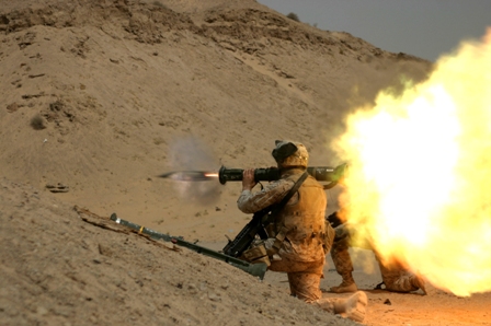 Một binh sĩ khai hỏa hệ thống tên lửa chống tăng AT4.