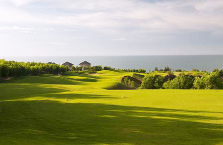 Các sân golf, resort bám biển là một nhóm đối tượng được yêu cầu rà soát, đánh giá lại quy hoạch. 
