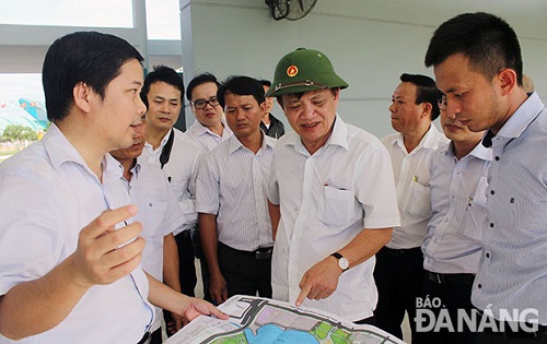 Secretary Tho (middle) inspecting the Thanh Nien (Youth) Park project