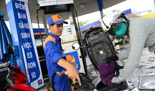 A file photo shows E5 biofuel sold at a gas station in District 3, Ho Chi Minh City.