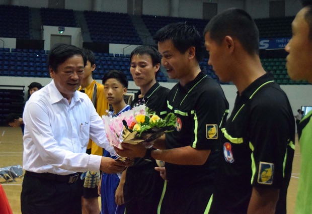 Tổng Biên tập Báo Đà Nẵng Mai Đức Lộc, Trưởng Ban tổ chức giải tặng hoa cho tổ trọng tài điều khiển trận chung kết bảng đấu Thiếu niên.