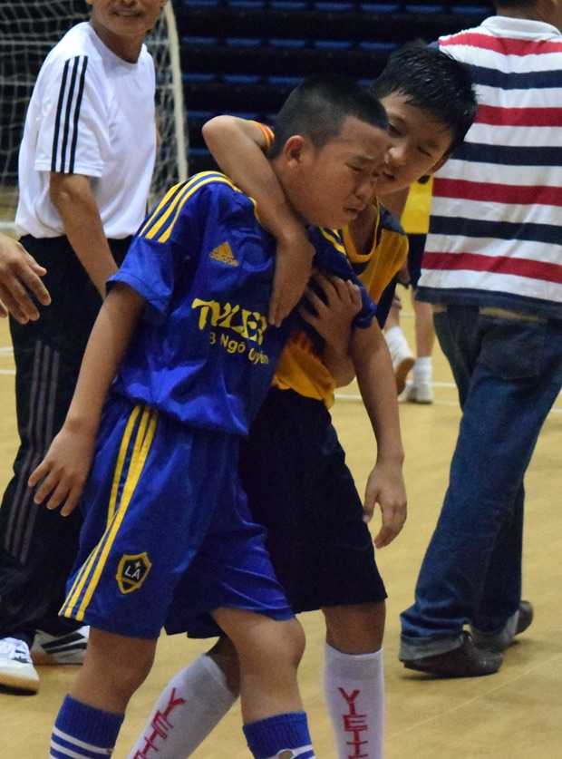Hình ảnh rất đẹp khi các cầu thủ TH Nguyễn Du (áo vàng) an ủi cầu thủ TH Ngô Gia Tự (áo xanh) sau thất bại ở trận chung kết.
