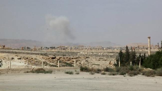 Khói bốc lên tại Palmyra, được cho là do IS nã pháo. (Ảnh: Reuters)