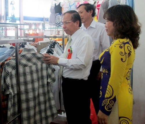 Municipal People's Committee Vice Chairman Vo Duy Khuong visiting the stand of Da Nang's 29 March Textiles and Garments Company