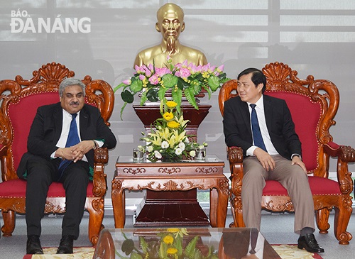 Deputy Minister of Foreign Affairs Anil Wadhwa (left) and Chairman Duc Tho