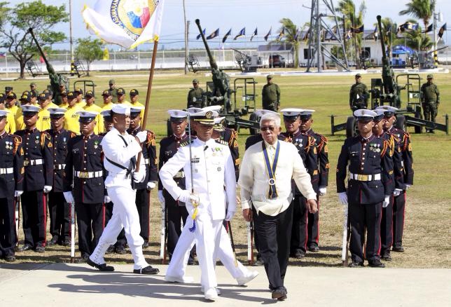 Bộ trưởng Quốc phòng Philippines, Voltaire Gazmin (phía trước, bên phải), duyệt đội danh dự nhân kỷ niệm 117 năm thành lập hải quân nước này tại căn cứ hải quân Pascual Ledesma, thành phố Cavite, phía nam Manila, ngày 25-5-2015.