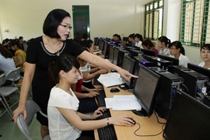 Students learn how to develop software at the Faculty of Information Technology and Communications at Hong Duc University. (Photo:VNA)