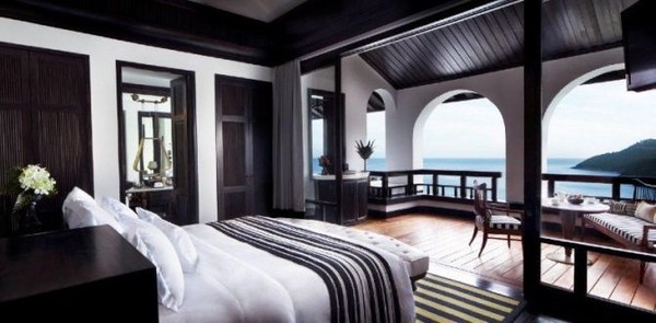 Các phòng ngủ ở đây đều được bố trí hướng nhìn ra biển xanh, cửa rộng và thoáng hết cỡ để đón được gió biển tự nhiên đưa vào phòng. (Ảnh: Internet)