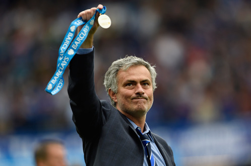 HLV Jose Mourinho trong lễ nhận Cúp Premier League 2014-2015 - Ảnh: Reuters