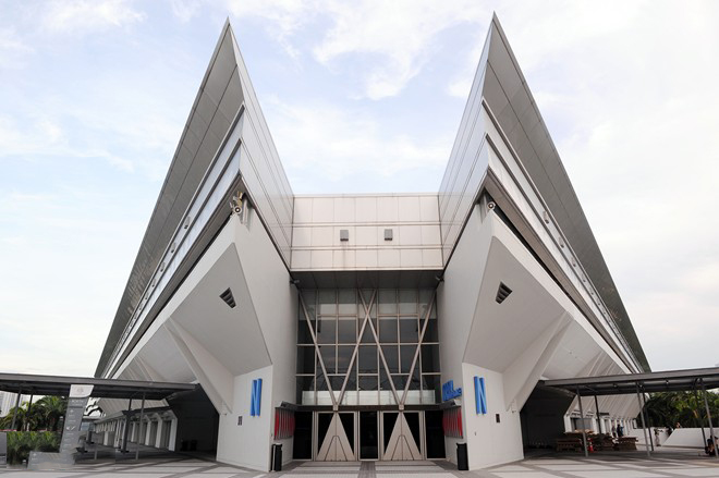 Cũng nằm trong tổ hợp Sports Hub rộng lớn 35 ha, ngay bên cạnh sân vận động trung tâm là nhà thi đấu đa năng. Singapore Indoor Stadium được xây dựng trong ba năm đã chính thức được khánh thành bởi cố Thủ tướng Lý Quang Diệu vào đêm giao thừa năm mới 1989 với kính phí gần 100 triệu đô la Singapore.  