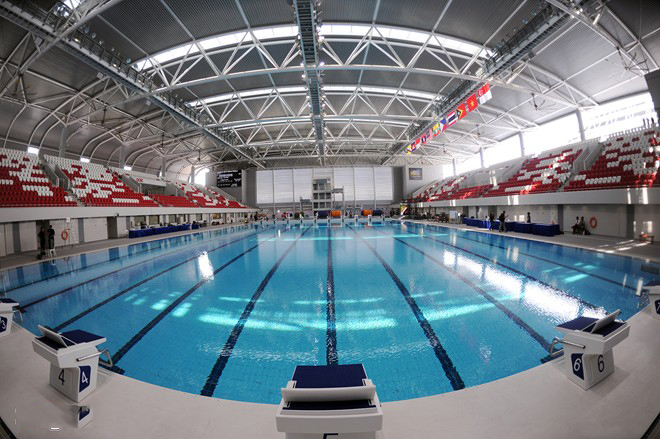 Bể bơi thi đấu chính thức có 10 đường bơi dài 50 m đạt tiêu chuẩn của Liên đoàn bơi lội quốc tế FINA. Khán đài hai bên cũng đã được nâng cấp từ 3.000 lên 6.000 chỗ ngồi đảm bảo phục vụ khán giả theo dõi trực tiếp các môn thi đấu tại đây.