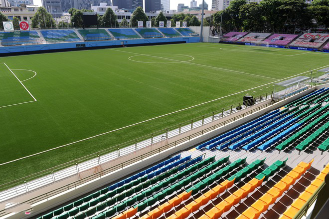 Sân nhà của U23 Singapore hội tụ đầy đủ lợi thế cho đội chủ nhà như sự quen thuộc sân bãi, khán giả và đặc biệt là mặt cỏ nhân tạo tiêu chuẩn FIFA mà các đội bóng khác lại chưa quen như đội chủ nhà.