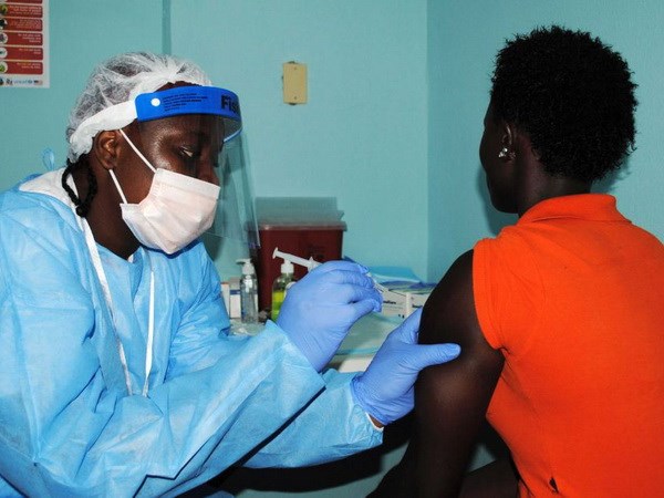 Nhân viên y tế tiêm vắcxin Ebola cho một phụ nữ Monrovia. (Nguồn: Reuters)