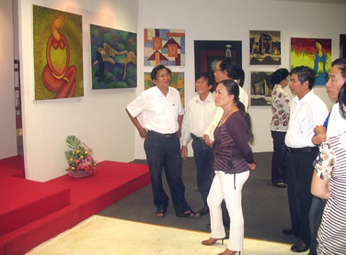  Visitors at an exhibition (photo: cadn.com.vn)