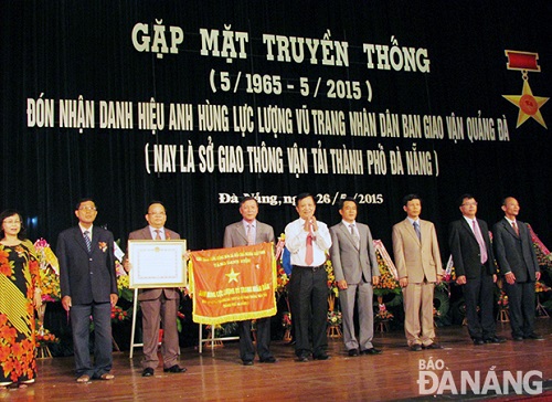 Secretary Tho presenting the title 'People’s Armed Force Hero' to the Committee