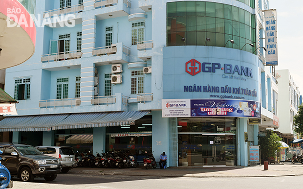 Ngân hàng Dầu khí Toàn cầu (GPBank) đang thuộc diện kiểm soát đặc biệt nên các khoản cho vay phải được Ban kiểm soát đặc biệt Ngân hàng Nhà nước phê duyệt mới được phép giải ngân. Trong ảnh: Ngân hàng GPBank - Chi nhánh Đà Nẵng.