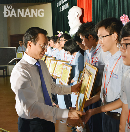 Municipal Party Committee Deputy Secretary Nguyen Xuan Anh presenting certificates of merit to winners at the National Contest for Excellent Students in the 2014 - 2015 Academic Year