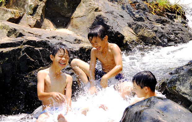 Niềm vui ngày hè của trẻ con ở hồ La Nga - Cao Ngạn, xã Bình Lãnh, huyện Thăng Bình, tỉnh Quảng Nam.