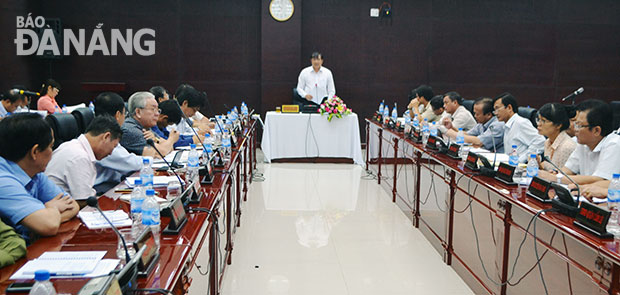 Chủ tịch UBND thành phố Huỳnh Đức Thơ phát biểu chỉ đạo tại cuộc họp giao ban.