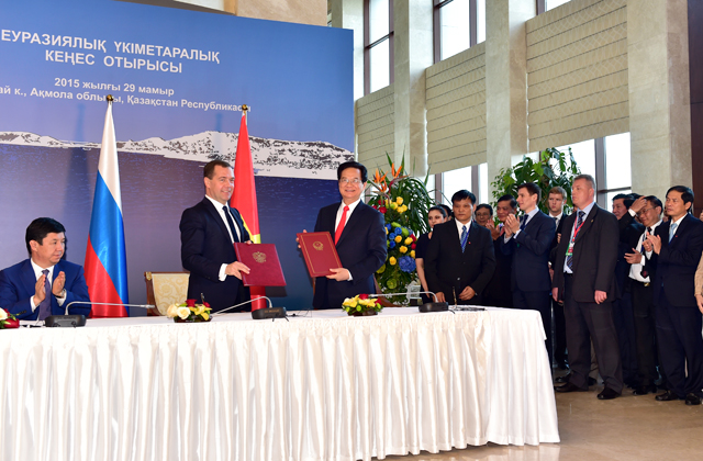 Thủ tướng Nguyễn Tấn Dũng và Thủ tướng Nga Medvedev tại Lễ ký.