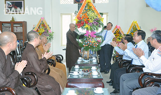Thay mặt lãnh đạo thành phố, Chủ tịch Ủy ban MTTQ Việt Nam thành phố, Nguyễn Mạnh Hùng trao lẵng hoa chúc mừng cho đại diện Ban Trị sự Giáo Hội Phật giáo thành phố Đà Nẵng