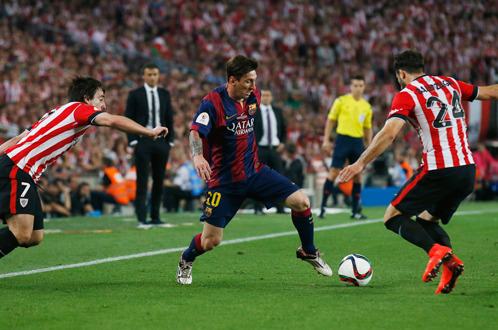 Messi đi bóng vượt qua các hậu vệ Athletic Bilbao trong pha ghi bàn mở tỉ số - Ảnh: Reuters