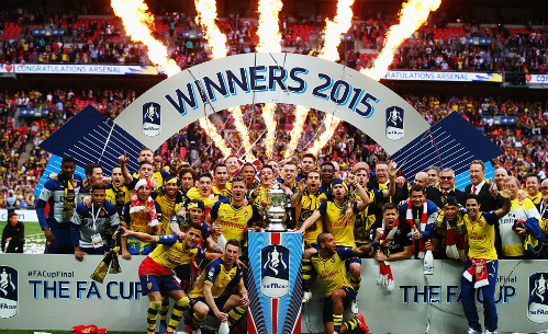 Arsenal nâng Cup vô địch. Ảnh: FA.