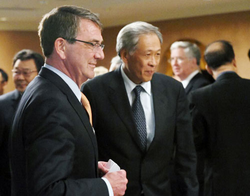 Bộ trưởng Quốc phòng Mỹ Ashton Carter (trái) gặp gỡ người đồng cấp Singapore Ng Eng Hen bên lề Đối thoại Shangri-La. 						        Ảnh: AFP