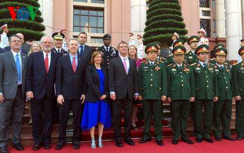 Bộ trưởng Phùng Quang Thanh và Bộ trưởng Ashton Carter chụp ảnh lưu niệm chung