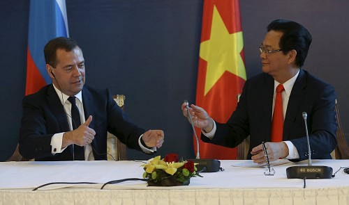 Russian Prime Minister Dmitry Medvedev (L) and his Vietnamese counterpart Nguyen Tan Dung attend a news conference following a signing ceremony in Burabai, Kazakhstan, May 29, 2015. Reuters