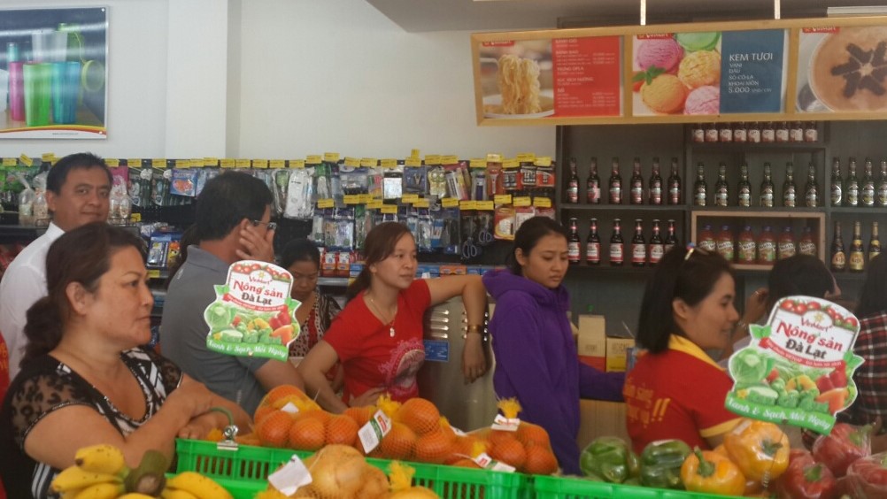 Khách hàng mua hàng tại VinMart+ Phan Đăng Lưu, Đà Nẵng