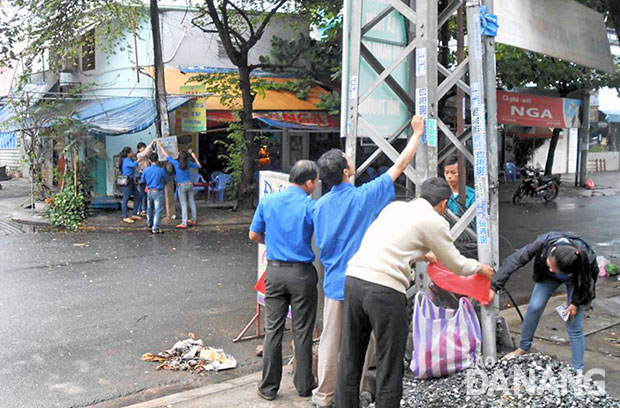 Quận Đoàn Thanh Khê ra quân tẩy xóa quảng cáo, rao vặt.