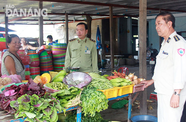 Lực lượng liên ngành quận Liên Chiểu tuyên truyền, vận động các hộ dân buôn bán thực phẩm trong nhà thực hiện đúng quy định của Nhà nước.