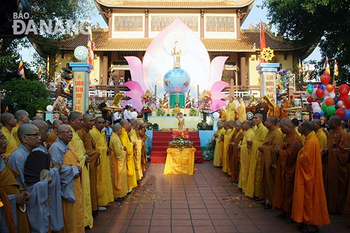  The traditional Buddhist ritual at the Phap Lam Pagoda