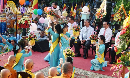  A dance performance to celebrate Buddha's 2559th birthday