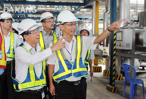 Lãnh đạo thành phố sẵn sàng giải quyết vướng mắc cho các doanh nghiệp FDI. Trong ảnh: Phó Chủ tịch thường trực UBND thành phố Võ Duy Khương (bên trái, hàng đầu) thăm Công ty TNHH VBL Đà Nẵng.