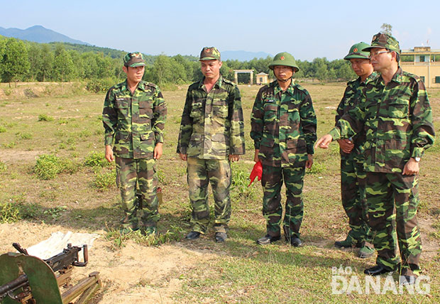 Nâng cao chất lượng công tác huấn luyện, sẵn sàng chiến đấu, góp phần bảo vệ vững chắc chủ quyền an ninh biên giới. Trong ảnh: Đại tá Lê Văn Phúc (phải) kiểm tra thực hành bắn đạn thật súng máy 12,7mm của chỉ huy các đơn vị.  Ảnh: Bá Vĩnh