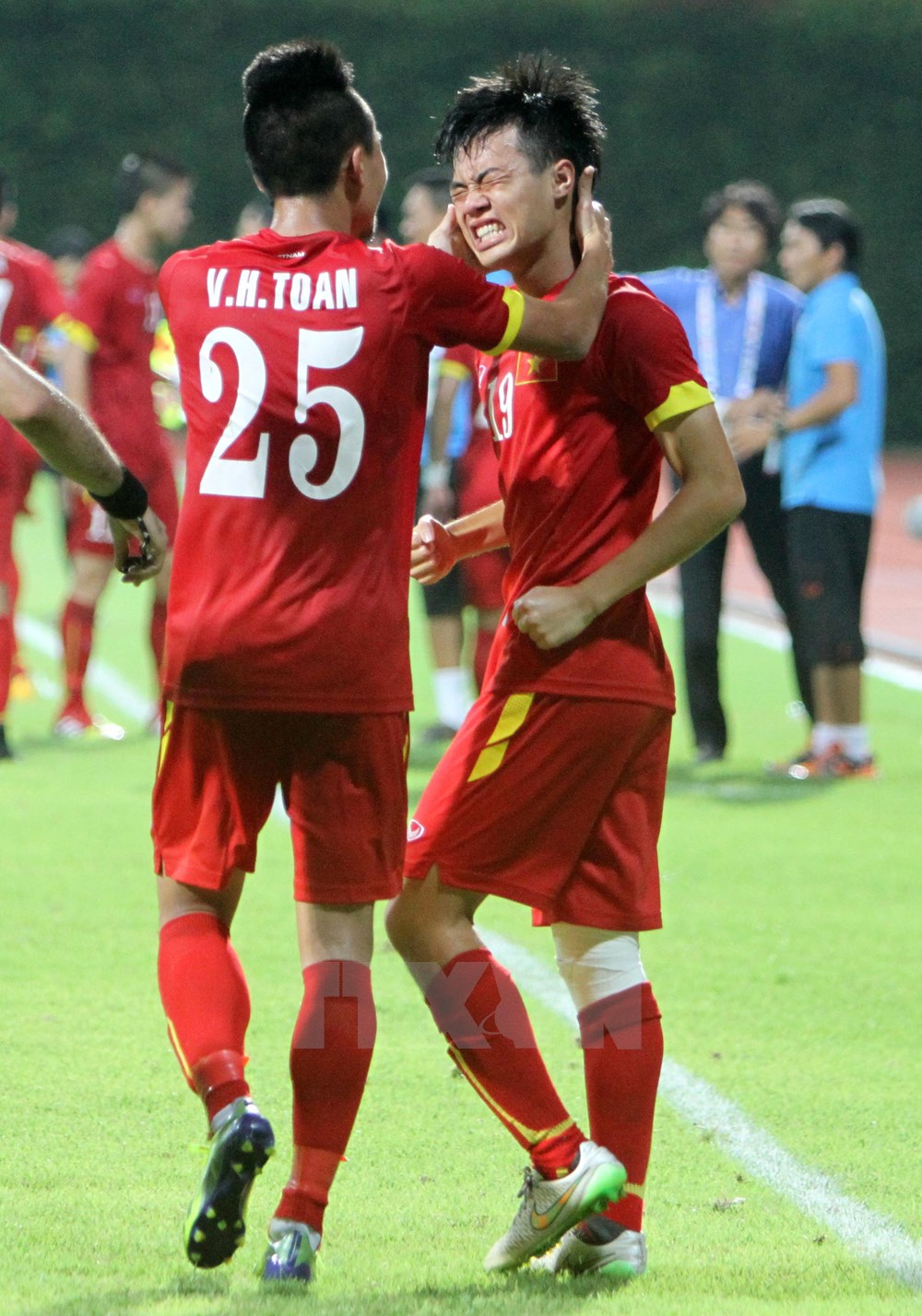 Văn Toàn (19) cũng đã có bàn thắng đầu tiên tại SEA Games 28.