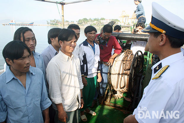 Ngư dân gặp nạn luôn có sự trợ giúp của Bộ đội Biên phòng.