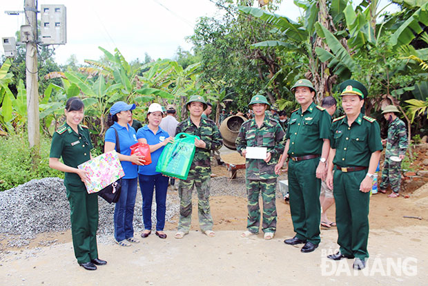 Bộ Chỉ huy Bộ đội Biên phòng thành phố và Hội Phụ nữ chợ Đống Đa tặng quà động viên cán bộ, chiến sĩ tham gia làm công tác dân vận tại xã Hòa Phú.