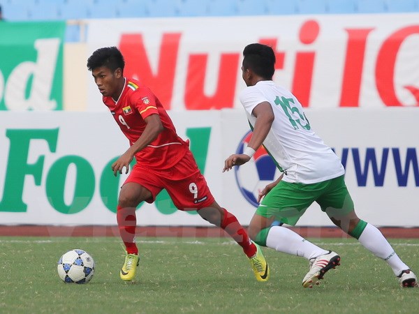 Người Myanmar (áo đỏ) đã gây bất ngờ lớn trước đối thủ Indonesia. 