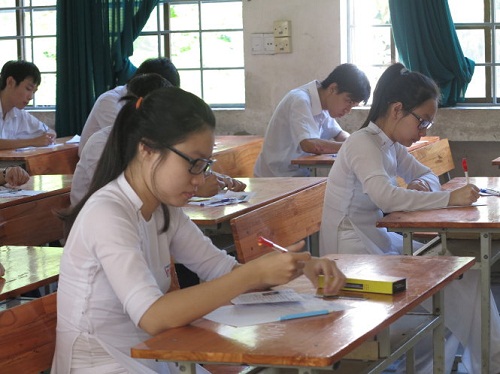  Local senior high school pupils taking last year's graduation exams  (Source: Internet)