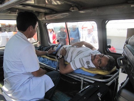 Indian crew member Chatterjee Tuhindra Nath receiving first aid from a Vietnamese doctor (Photo: Viet Nam News)