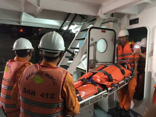 Rescuers transfering the sick fisherman to their ship (Photo: thanhnien.com.vn)