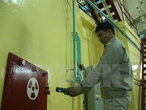 The radiation density is measured at Da Lat nuclear reactor in Lam Dong province (Photo: VNA)