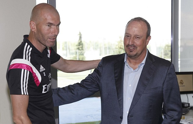 Benitez cũng có cơ hội gặp gỡ Zinedine Zidane, cựu cầu thủ nay làm HLV cho đội B.