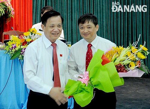 Secretary Tho (left) presenting flowers to newly-elected Vice Chairman Dung