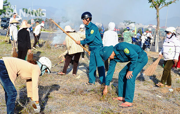 Huy động các tổ chức, cá nhân tham gia làm sạch môi trường góp phần tạo nên thương hiệu môi trường cho Đà Nẵng. Ảnh: Đan Tâm